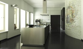 Hier is het kookeiland b3 met roestvrij stalen aanrechtblad en hoogglans crème fronten uitgevoerd. Zuordnung: Stil Design-keukens, Planungsart U-vormige keuken