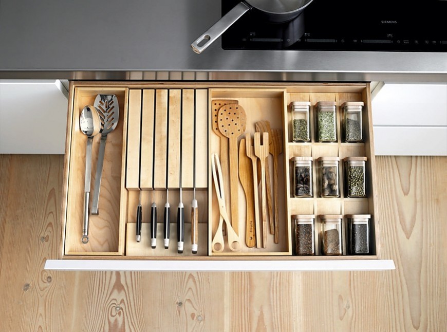 Detail van design keuken b1 met houten besteklade (bulthaup)