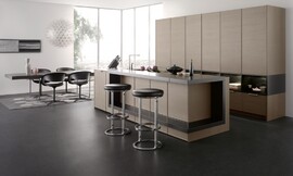 Bij de FRAME-H kadreert een fijn roestvrij stalen metaalprofiel de vullingen van gefineerd echt hout. Hier uitgevoerd in eiken. Zuordnung: Stil Design-keukens, Planungsart Open keuken (woonkeuken)