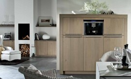 Hier een detailfoto van de hoogkast met dikke wangen en bovenplaat en brede greeplijsten. Zuordnung: Stil Klassieke keukens, Planungsart Open keuken (woonkeuken)