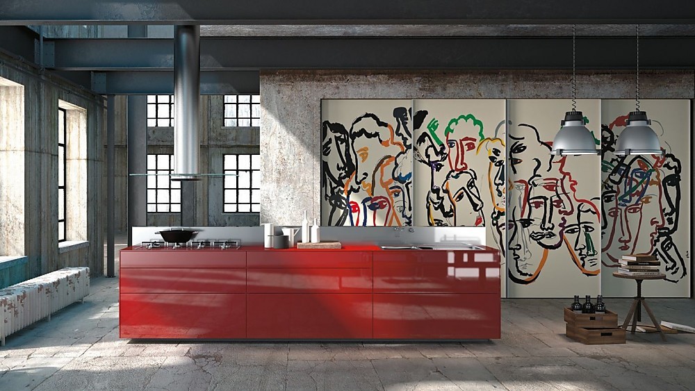 Kwadratisch keukeneiland met rode hoogglans fronten en metallic glanzend achterwandje. Een kastenwand met schuifdeuren (Ghia design) maakt de keuken af. Dit is waarschijnlijk een van de mooiste voorbeelden van een schilderij dat in de keuken geïntegreerd is, waardoor deze in zijn geheel als kunstwerk werkt. Zuordnung: Stil Luxe keukens, Planungsart Detail keukenontwerp