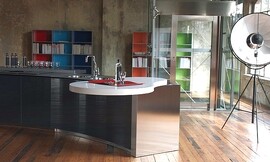 Vrijstaand, afgerond keukenblok met extra brede wangen en een niervormige, witte tafel. Design. Zuordnung: Stil Design-keukens, Planungsart Open keuken (woonkeuken)