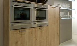 Hier ziet u de hangende apparatuurkast uitgevoerd in eiken hout. Zuordnung: Stil Moderne keukens, Planungsart L-vormige keuken
