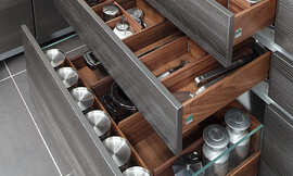 Binnenwerk van lade met glas- en houtelementen. Extreem flexibele indeling en gemakkelijk te reinigen. Zuordnung: Stil Moderne keukens, Planungsart keukenblok