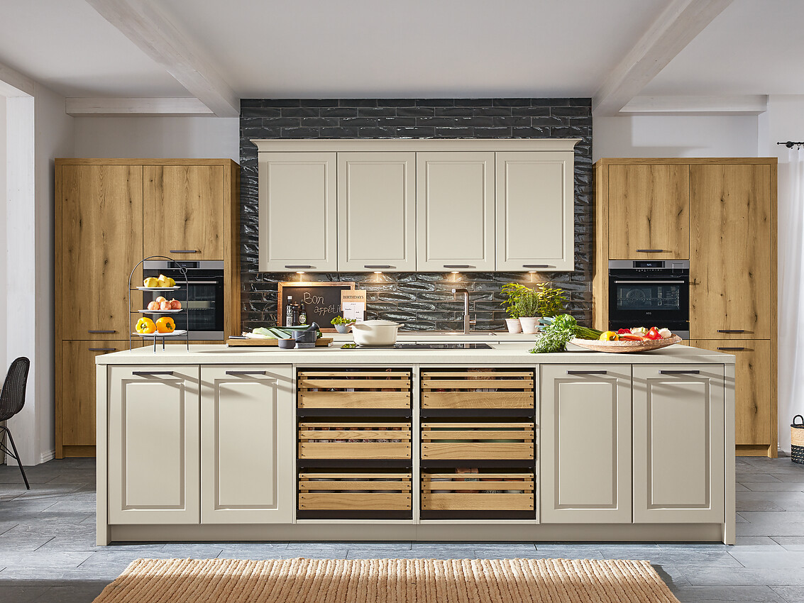 Ontdek een ideale keuze voor liefhebbers van landelijke en gezellige interieurs. Dankzij de planning met eiland en een keukenblok biedt deze keuken zowel praktische opbergruimte als een sociaal middelpunt in uw huis. Zuordnung: Stil Landelijke keukens, Planungsart Keuken met keukeneiland