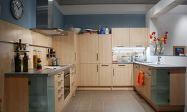 U-vormige keuken met lichte fineerfronten en twee glazen hoeken. Zuordnung: Stil Klassieke keukens, Planungsart Keuken met keukeneiland