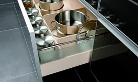 Binnenwerk van de diepere lades voor potten en pannen. Variabele indeling en makkelijk schoon te maken. Zuordnung: Stil Moderne keukens, Planungsart Keuken met zitgelegenheid