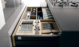 Extra dun aanrechtblad en elegante indeling van de besteklade. Stevige greeplijst. Zuordnung: Stil Klassieke keukens, Planungsart Detail keukenontwerp
