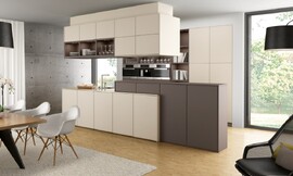 Een bijzondere mate aan wooncomfort wordt bereikt door de kleur- en materiaalkeuze en verlichting. Een warme mokkatint in combinatie met fronten in de kleur 'magnolia' benadrukt de verschillende bereiken van de keuken op speelse wijze. Zuordnung: Stil Moderne keukens, Planungsart U-vormige keuken