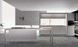 Hier ziet u de combinatie van het keukeneiland Banco met het keukendeel Tivalì. Rechtlijnigheid, licht grijs, subtiel gebruik van hout. Greeploze fronten sieren deze design keuken. Zuordnung: Stil Luxe keukens, Planungsart Detail keukenontwerp