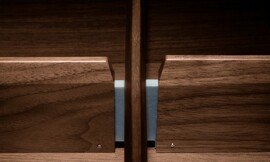 Detailfoto afwerking binnenwerk besteklade. Zuordnung: Stil Klassieke keukens, Planungsart U-vormige keuken