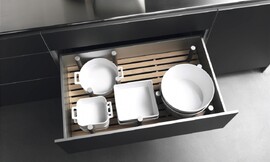 Met behulp van verplaatsbare paaltjes wordt het servies op zijn plaats gehouden. Zuordnung: Stil Design-keukens, Planungsart U-vormige keuken
