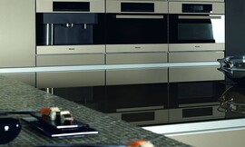 Apparaathoogkast met gember metallic fronten. Design keuken met aanrechtbladen van glas en mozaïek. Koel design met spiegelende hoogglans elementen. Zuordnung: Stil Design-keukens, Planungsart Open keuken (woonkeuken)