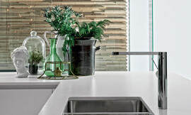 Het rechtlijnige ontwerp van gootsteen en kraan past naadloos in het totaalconcept van deze moderne design keuken. Zuordnung: Stil Design-keukens, Planungsart Keuken met zitgelegenheid