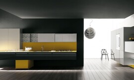 Ebbenhout in contrast met saffraangele achterwand. Het aanrecht zweeft boven de grond. Een deels open bovenkast in metallic tint maakt de keuken functioneel af. De afzuigkap zit in de bovenkast verwerkt. Zuordnung: Stil Moderne keukens, Planungsart L-vormige keuken