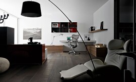 Hier ziet u de woonkamer die verbonden is met de keuken. Kastjes op verschillende hoogten, bijzondere zitmeubelen. Zuordnung: Stil Moderne keukens, Planungsart keukenblok