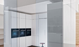 Dit keukenconcept valt op door modern design. Glazen wanden worden gebruikt om de woonruimte in verschillende bereiken te verdelen, zonder aan openheid te verliezen. Zuordnung: Stil Luxe keukens, Planungsart Detail keukenontwerp