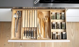 Hier ziet u de geraffineerde houten besteklade met messenblok en kruidenafdeling uit de design keuken b1. Nette kruidenpotten altijd binnen handbereik, en uw messen liggen beschermd en veilig opgeborgen. Zuordnung: Stil Design-keukens, Planungsart U-vormige keuken