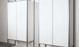 Witte hoogkasten met aluminiumelementen. Binnen het raamwerk zijn boven en onder open ruimtes aangebracht voor een bijzonder architectonisch effect. Zuordnung: Stil Klassieke keukens, Planungsart L-vormige keuken