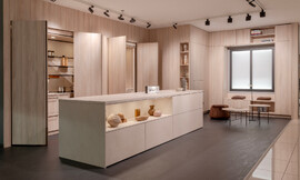 Een moderne designkeuken met indrukwekkende stijl. Het lichtgekleurde houtdecor en het slimme kastontwerp maken deze keuken met eiland perfect voor elke ruimte. Ballerina, bekend om kwaliteit en individualiteit, biedt maatwerkopties om uw droomkeuken te realiseren. Zuordnung: Stil Moderne keukens, Planungsart U-vormige keuken