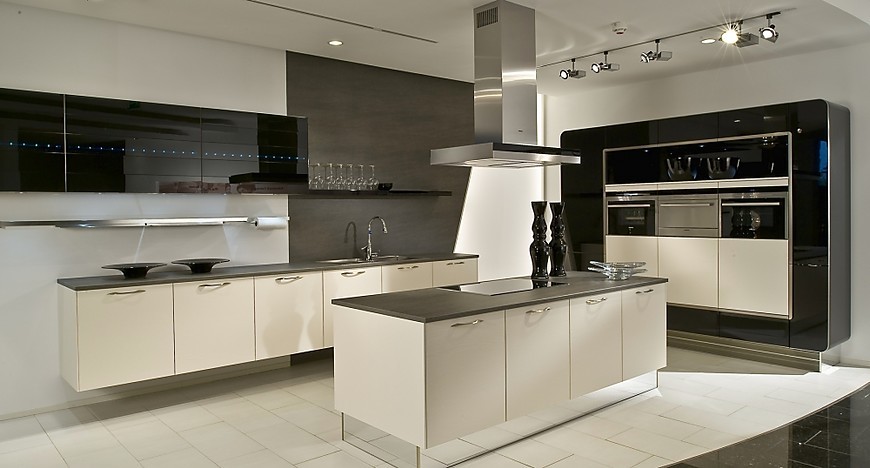 L-vormige keuken met eiland zwart-wit