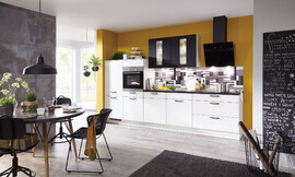 Interessante kleur en front combinaties  en een functionele uitrusting kenmerken dit keukenmodel. Zuordnung: Stil Moderne keukens, Planungsart Open keuken (woonkeuken)