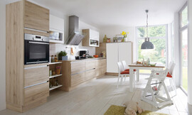 Vriendelijke familiekeuken: deze keuken laat de ruimte in lichte hout-optiek schitteren. Talrijke details zoals regaal-elementen en glasinzetten zorgen voor een moderne look. Zuordnung: Stil Moderne keukens, Planungsart keukenblok