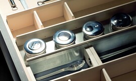 Detailfoto van het erg hoogwaardige binnenwerk van deze keukenlade. Zuordnung: Stil Moderne keukens, Planungsart Keuken met zitgelegenheid