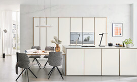 Een greeploze, tijdloze designkeuken met lichtgekleurde fronten. Deze veelzijdige opstelling biedt een zitgelegenheid en een functioneel keukeneiland. Hoogwaardige uitrusting en een praktische apothekerskast maken het compleet. Zuordnung: Stil Moderne keukens, Planungsart U-vormige keuken