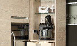 Uittrekbare apparatuurkast met lade. Materiaal: inline kristal beuken. Dit is dé manier om op kleiner oppervlakte een zeer functionele keuken te creëren die tevens rustig oogt wanneer niet in gebruik. Zuordnung: Stil Klassieke keukens, Planungsart Detail keukenontwerp