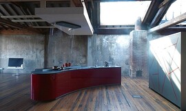 Vrijstaand, licht afgerond keukenblok met design afzuigkap. Mat grijs werkblad en hoogglans bordeauxrode fronten. Greeploze fronten. Zuordnung: Stil Design-keukens, Planungsart keukenblok