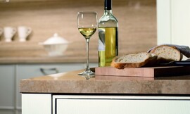 Bijzondere lakafwerking van de klassieke fronten en aanrechtblad met karakter. Zuordnung: Stil Design-keukens, Planungsart Keuken met zitgelegenheid