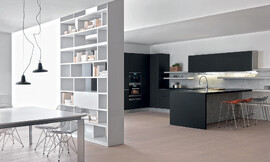 Deze U-vormige keuken is het resultaat van weloverwogen designwerk. Het werkgedeelte is voorzien van een zithoek. De keuken loopt symbiotisch over in het woongedeelte. Zeer sierlijke barkrukken en een eettafel in de eetkamer maken deze reductionistische woonkeuken af. Zuordnung: Stil Klassieke keukens, Planungsart U-vormige keuken