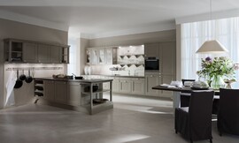 De ruime keuken in beige-grijze tinten biedt zowel een landelijke als jonge en moderne indruk. De kaderfronten met mat grijze lak, de open legmogelijkheden en de klassieke grepen plus een stang waaraan de pannen zijn opgehangen zijn verantwoordelijk voor de landelijke sfeer. 

De keuken bestaat uit een groot keukenblok dat aan de wand is geplaatst. Hier bevindt zich behalve de meeste apparatuur ook de spoelbak met daarboven decoratieve open bergruimte. Een deel van de bovenkasten zijn voorzien van deurtjes met een glazen inzet, waardoor de keuken niet massief werkt. Behalve dit keukenblok aan de wand bestaat de keuken nog uit een ruim kookeiland met fornuis en veel bergruimte in de kastjes daaronder en ook in de bovenkasten die aan de wand zijn opgenomen. Elegantie met mat grijze lak, opgefrist met veel wit en perfect gepland licht - de DOMUS color laat zien, hoe kaderfronten en karakteristieke details voor een aangename sfeer kunnen zorgen. Zuordnung: Stil Moderne keukens, Planungsart Keuken met keukeneiland