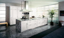 Tijdloos elegant en behaaglijk is deze moderne landelijke keuken met pijnboom fineer. Een bijzonder effect ontstaat omdat het materiaal van het aanrechtblad en de vloer hetzelfde is. De zeer klassieke witte hoogkast heeft kader fronten. Zuordnung: Stil Klassieke keukens, Planungsart Open keuken (woonkeuken)