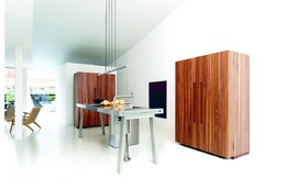 Twee krachtige hoogkasten met donker hout en prachtige tekening sieren deze keukenwerkplaats, die verder nog uit een volledig roestvrijstalen werkbank bestaat. Hier ziet u hoe rustig de keuken werkt wanneer de multifunctionele kasten gesloten zijn. Zuordnung: Stil Landelijke keukens, Planungsart Open keuken (woonkeuken)