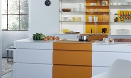 Hier ziet u wat voor een effect bereikt kan worden door kleurcontrasten te introduceren in verder identieke keukenmeubels. De trendy kleur "curcuma" is nu weer verkrijgbaar, net als de actuele retrokleuren "saffraan" en "petrol". Zuordnung: Stil Design-keukens, Planungsart Detail keukenontwerp