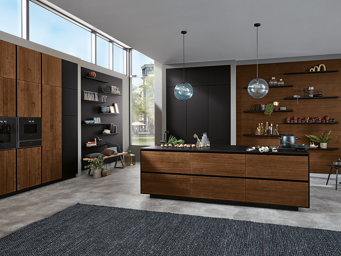Ervaar de tijdloze elegantie van deze greeploze designkeuken met donker houten fronten. Het eilandplanningstype biedt zowel een unieke uitstraling als praktische werkruimte. Zuordnung: Stil Moderne keukens, Planungsart Keuken met keukeneiland