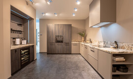 Een designkeuken met een unieke kleurcombinatie. Deze dubbele keukenblokken bieden hoogwaardige afwerking en voldoende opbergruimte. Ballerina staat bekend om robuuste kwaliteit en maatwerk. Zuordnung: Stil Design-keukens, Planungsart Keuken met keukeneiland