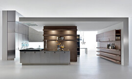 Elegant: dit geraffineerde kastsysteem ensceneert deze prachtkeuken. Een donker houten kastmeubel met veel open bergruimte is een complement aan de strak grijze keukenkasten en het kookeiland. Hier met praktische en opvallende handdouche uitgevoerd. Zuordnung: Stil Design-keukens, Planungsart Keuken met keukeneiland