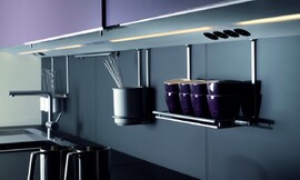 Innovatieve strip onder bovenkasten om dingen op te hangen met stroomvoorziening en verlichting. Hierdoor ontstaat flexibele opbergruimte van veel gebruikte accessoires en de mogelijkheid om uw workflow zo handig als mogelijk te laten verlopen. Zuordnung: Stil Moderne keukens, Planungsart U-vormige keuken
