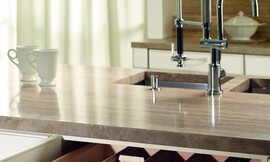 Zo ziet het hoogwaardige binnenwerk van de houten lades eruit. Deze hoogwaardige lades zitten achter een deurtje en bieden door de handige indeling de mogelijkheid alles netjes te bewaren. Zuordnung: Stil Luxe keukens, Planungsart Open keuken (woonkeuken)