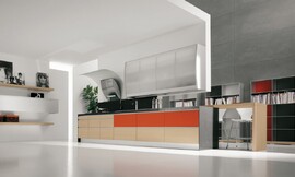 Design keukenblok met uitstekende bar/zitgelegenheid. De lichte eikenhouten fronten met brede grepen contrasteren met een puur oranjekleurig vlak en de mat grijze sideboards en aanrechtblad. De bovenkast en design-afzuigkap vertonen elegante rondingen. Zuordnung: Stil Design-keukens, Planungsart keukenblok