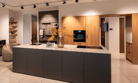 Een eilandkeuken die gezelligheid en modern design combineert. Met lichte houtfronten straalt hij warmte en stijl uit. Hoogwaardige apparatuur zorgt voor een duurzame en praktische keukenervaring. Zuordnung: Stil Design-keukens, Planungsart Keuken met keukeneiland