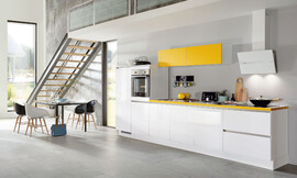 Dit keukenblok past goed in zowel dichte als open ruimtes. De stijl is tijdeloos en functioneel. Zuordnung: Stil Design-keukens, Planungsart Open keuken (woonkeuken)