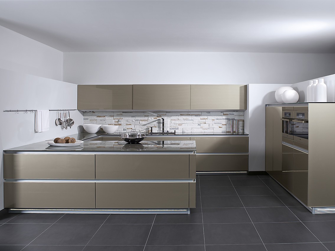 Pure architectuur. Dit nette maar toch markante ontwerp van een greeploze keuken is esthetisch en praktisch. Oppervlakten van glas met daarachter lak - hygiënisch en bijzonder stootvast voor het dagelijkse gebruik. Zuordnung: Stil Klassieke keukens, Planungsart U-vormige keuken