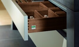 Zeer hoogwaardige besteklade van notenboom. Zuordnung: Stil Moderne keukens, Planungsart Keuken met zitgelegenheid