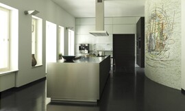Hier is het kookeiland b3 met roestvrij stalen aanrechtblad en hoogglans crème fronten uitgevoerd. Zuordnung: Stil Design-keukens, Planungsart Open keuken (woonkeuken)