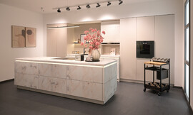 Ontdek de elegantie van een greeploze, artistieke keuken in marmerlook, compleet met eiland en enkel keukenblok. De hoogwaardige uitrusting biedt functionaliteit en esthetiek. Zuordnung: Stil Design-keukens, Planungsart Keuken met keukeneiland