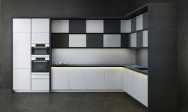 Puur luxe: in samenwerking met Armani ontstond dit keukenmodel. De bovenkasten met schaakmotief zijn een echte eye-catcher. Reductionistisch ontwerp met zwart-wit kleurenschema, hier L-vormig in de hoek ingebouwd. Zuordnung: Stil Luxe keukens, Planungsart Open keuken (woonkeuken)